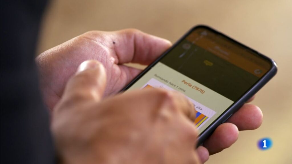 Persona manipulando la app de RUMI