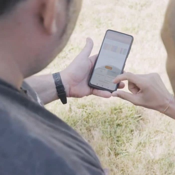 Persona manipulando la app de RUMI