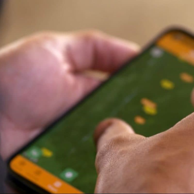 Persona manipulando la app de RUMI