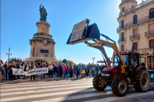 Manifestación con una treintena de tractores y vehículos para protestar contra el acuerdo de libre mercado UE-Mercosur